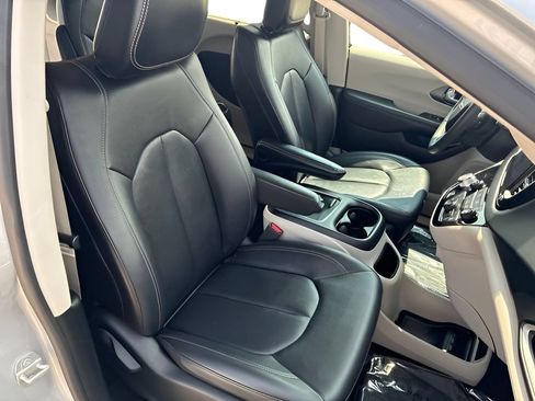 Used 2024 Chrysler Pacifica Touring-L FWD image 11