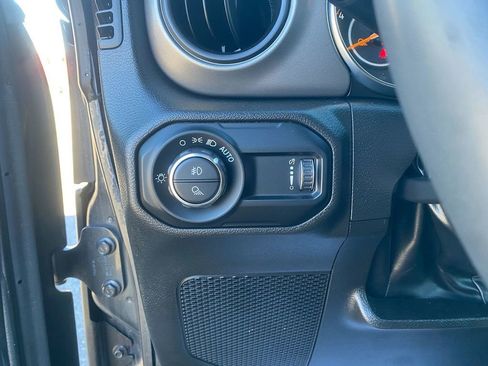 Used 2023 Jeep Gladiator Sport image 14