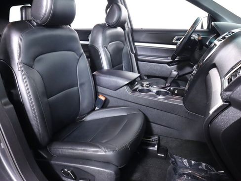 Used 2017 Ford Explorer XLT w/ Equipment Group 202A AWD/4WD image 45