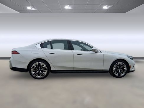 Used 2026 BMW 530i w/ Premium Package RWD image 7