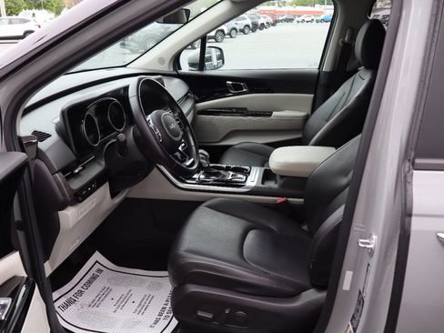 Used 2023 Kia Carnival EX FWD image 6