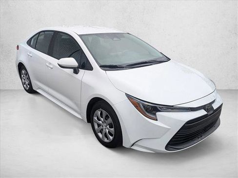 Used 2025 Toyota Corolla LE image 3