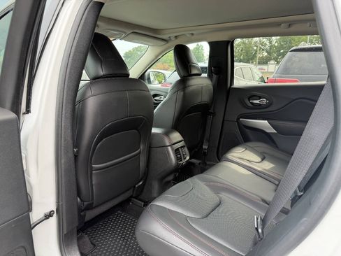 Used 2017 Jeep Cherokee Trailhawk AWD/4WD image 8