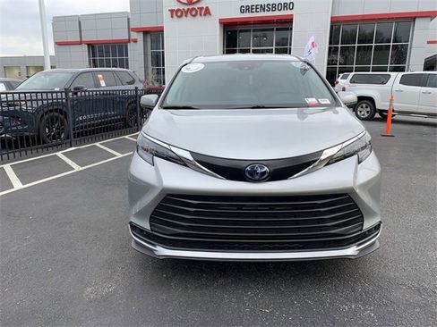 Used 2024 Toyota Sienna LE image 3