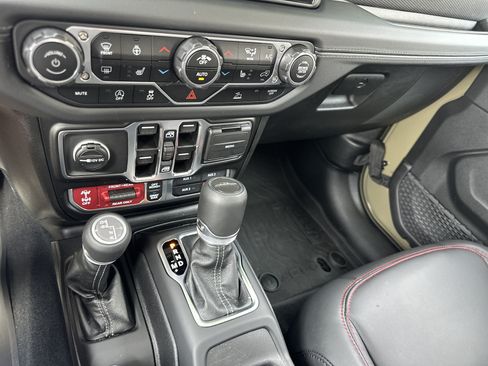 Used 2025 Jeep Gladiator Rubicon w/ Convenience Group AWD/4WD image 19
