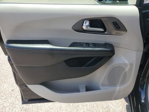 Used 2022 Chrysler Pacifica Touring-L FWD image 24
