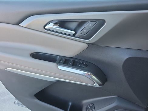 Used 2025 Chevrolet Traverse LT image 24