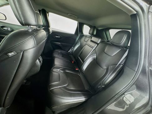 Used 2019 Jeep Cherokee Latitude Plus w/ Cold Weather Group AWD/4WD image 17