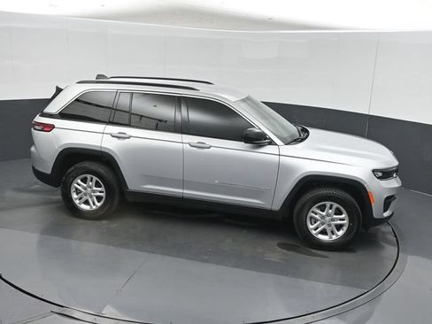 Used 2025 Jeep Grand Cherokee Laredo AWD/4WD image 40