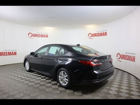 Used 2025 Toyota Camry LE image 9