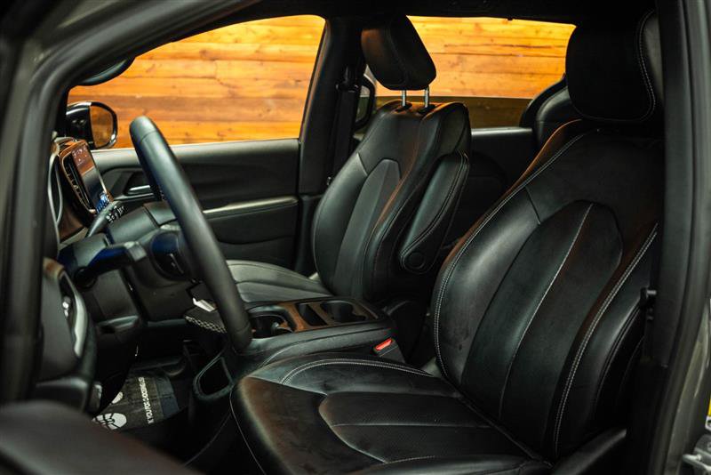 Used 2025 Chrysler Pacifica Select FWD image 9