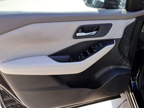 Used 2023 Nissan Rogue SV FWD image 16