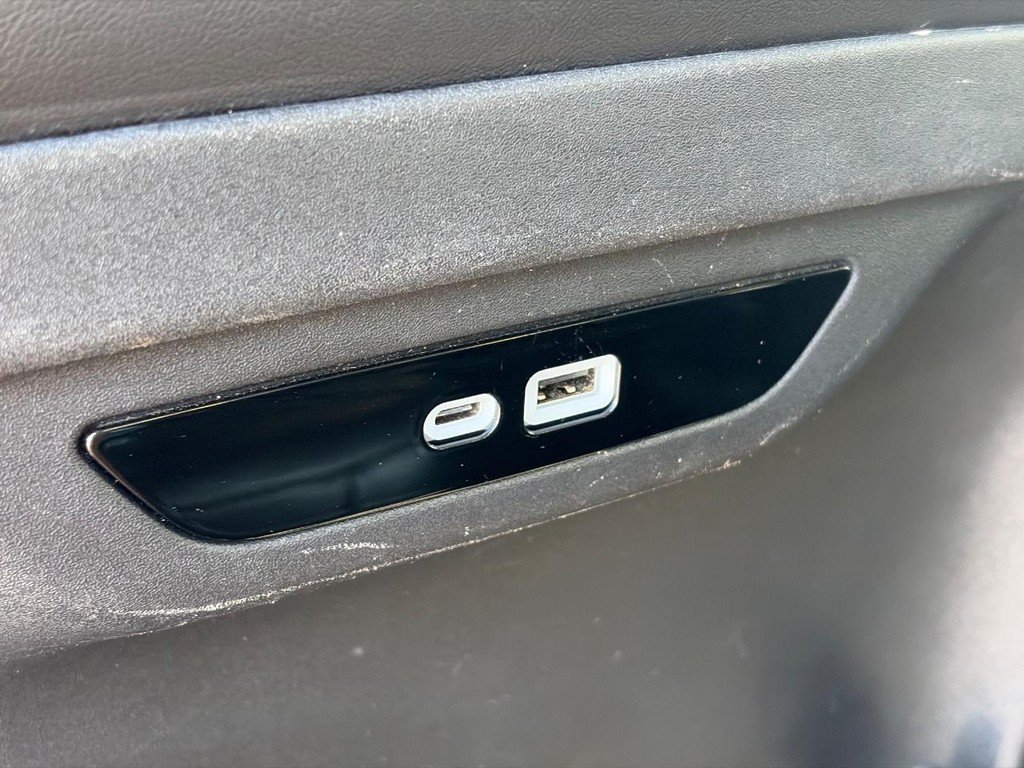 Used 2024 Chrysler Pacifica Touring-L FWD image 11