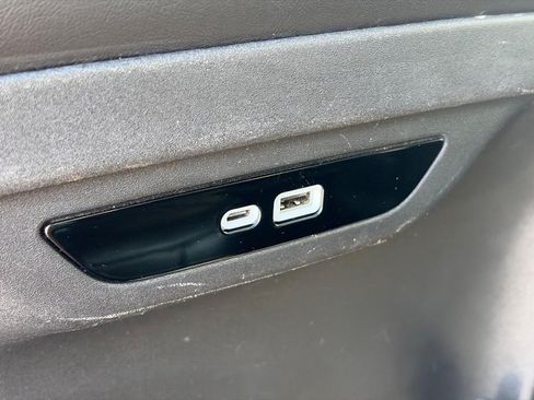 Used 2024 Chrysler Pacifica Touring-L FWD image 11