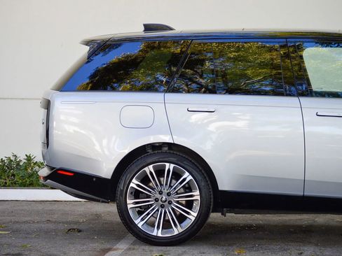 Used 2023 Land Rover Range Rover Autobiography image 16