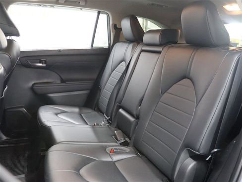 Used 2023 Toyota Highlander XLE image 12