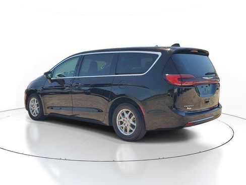 Used 2024 Chrysler Pacifica Touring-L FWD image 3