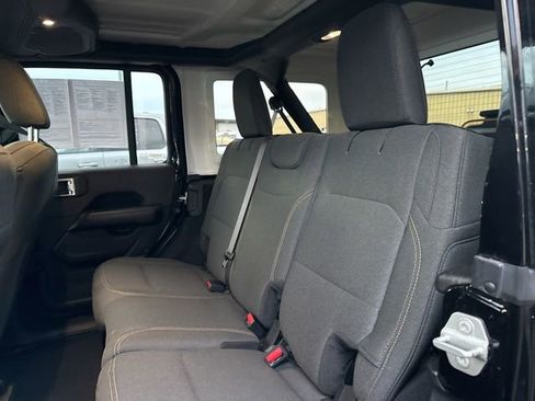 Used 2024 Jeep Wrangler Unlimited Sahara AWD/4WD image 16