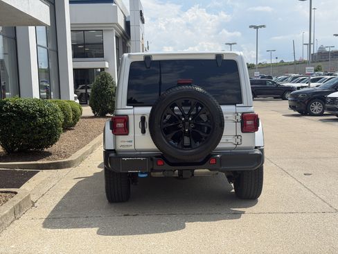 Used 2022 Jeep Wrangler Unlimited Sahara w/ Cold Weather Group AWD/4WD image 6