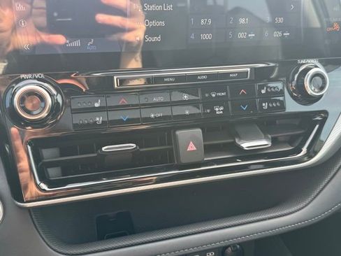 Used 2022 Toyota Highlander Platinum image 18