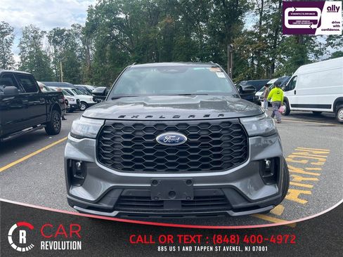Used 2025 Ford Explorer ST-Line w/ ST-Line Street Pack AWD/4WD image 2