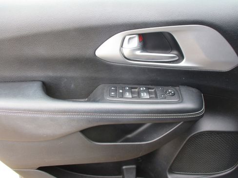 Used 2018 Chrysler Pacifica Touring Plus w/ S Appearance Package image 12