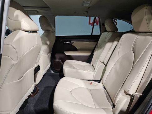 Used 2020 Toyota Highlander Limited image 38