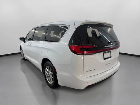 Used 2024 Chrysler Pacifica Touring-L FWD image 7