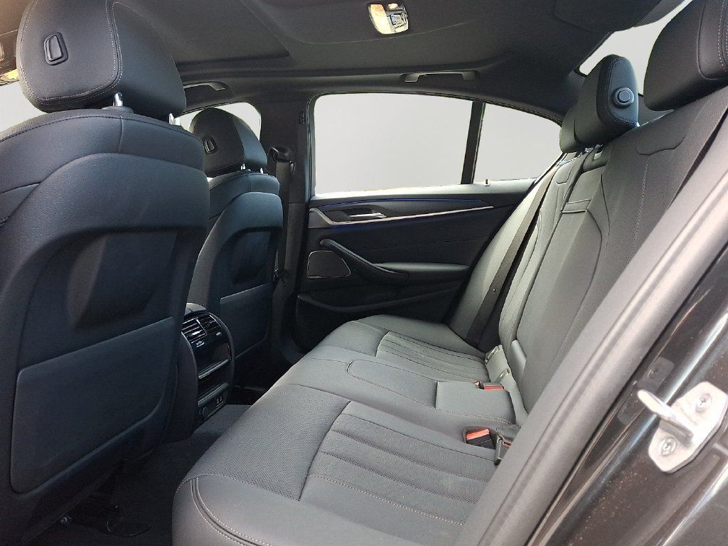 Used 2023 BMW 540i xDrive w/ M Sport Package AWD/4WD image 8