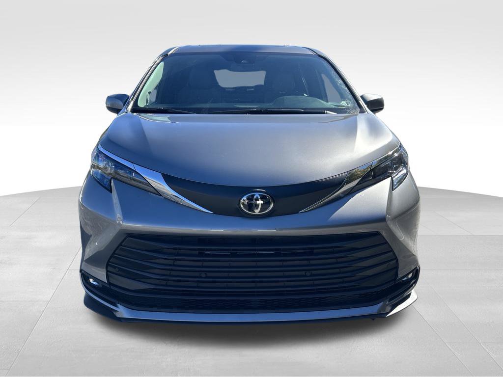 New 2026 Toyota Sienna XLE AWD/4WD image 8