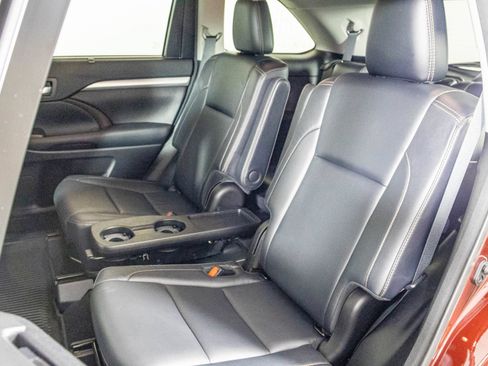 Used 2017 Toyota Highlander XLE AWD/4WD image 39