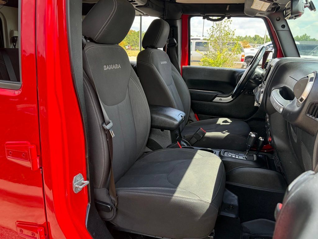Used 2018 Jeep Wrangler Unlimited Sahara w/ Connectivity Group AWD/4WD image 44