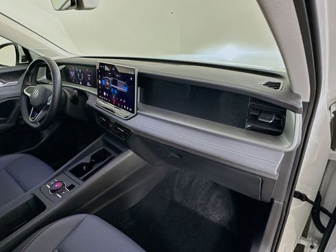 Used 2025 Volkswagen Tiguan SE AWD/4WD image 46