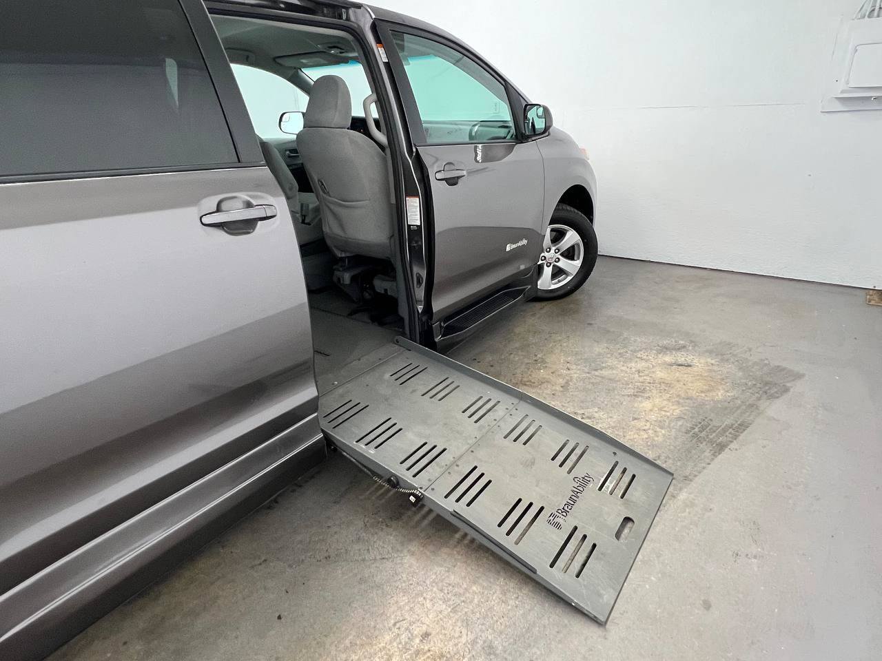 Used 2015 Toyota Sienna LE FWD image 8