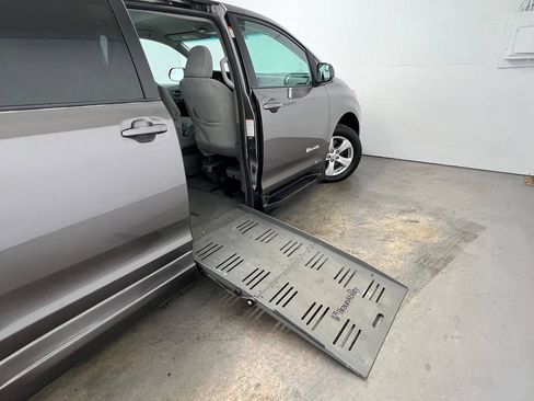 Used 2015 Toyota Sienna LE FWD image 8