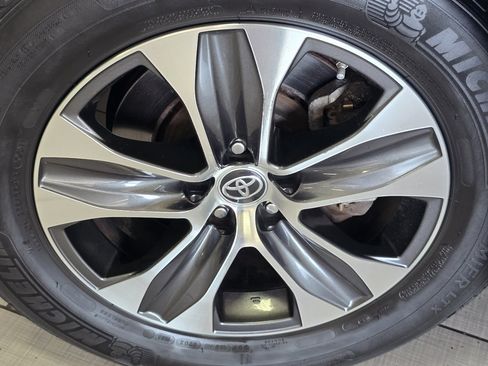 Used 2023 Toyota Highlander XLE AWD/4WD image 10