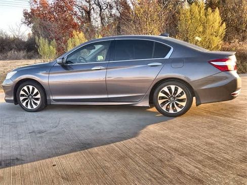 Used 2017 Honda Accord Touring image 4