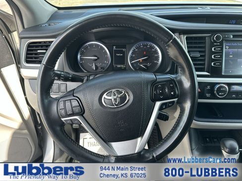 Used 2019 Toyota Highlander XLE image 14