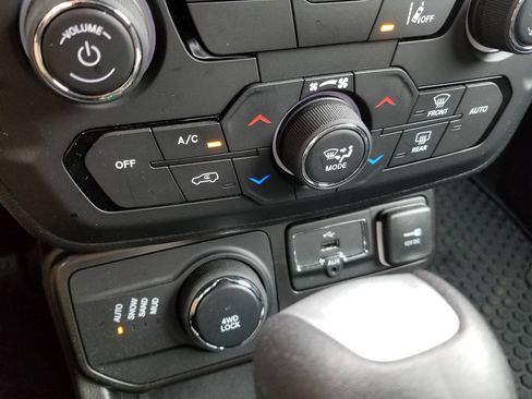 Certified 2022 Jeep Renegade Latitude w/ Convenience Group AWD/4WD image 20
