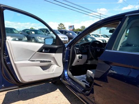 Used 2017 Honda Accord LX image 16