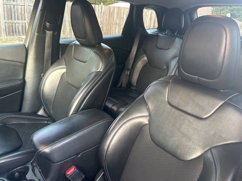 Used 2019 Jeep Cherokee Latitude Plus w/ Comfort/Convenience Group FWD image 12