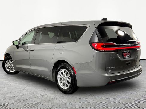 Used 2023 Chrysler Pacifica Touring-L FWD image 4