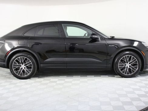 Certified 2025 Porsche Macan 4 Electric AWD/4WD image 8
