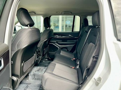 Used 2022 Jeep Grand Cherokee Laredo w/ Luxury Tech Group I image 17