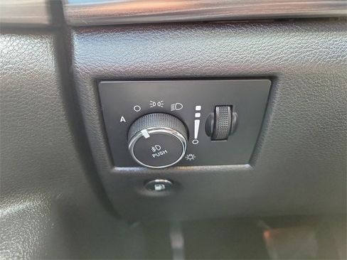 Used 2019 Jeep Grand Cherokee Altitude image 23