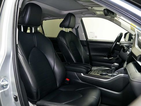 Used 2020 Toyota Highlander XLE AWD/4WD image 27