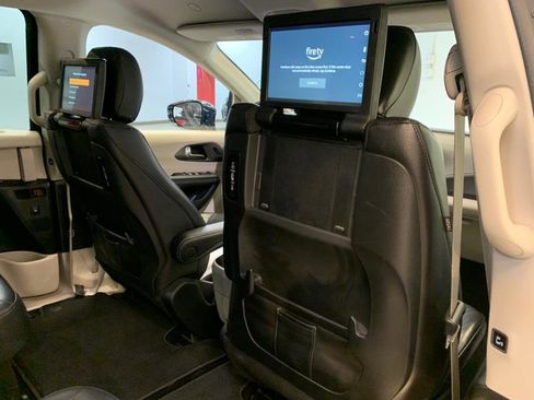 Used 2022 Chrysler Pacifica Touring-L w/ Uconnect Theater Family Group image 49