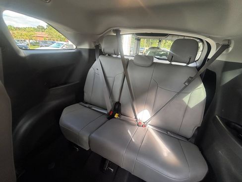 Used 2025 Toyota Sienna XLE FWD image 30
