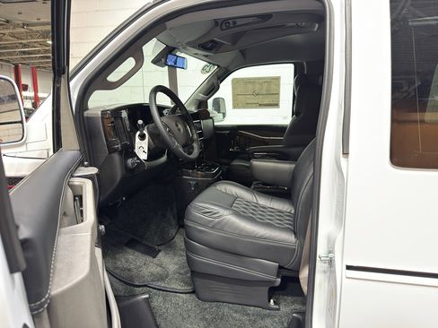 New 2025 GMC Savana 2500 Extended w/ Driver Convenience Package image 18