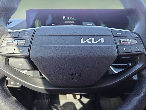 Used 2025 Kia K4 LXS image 29